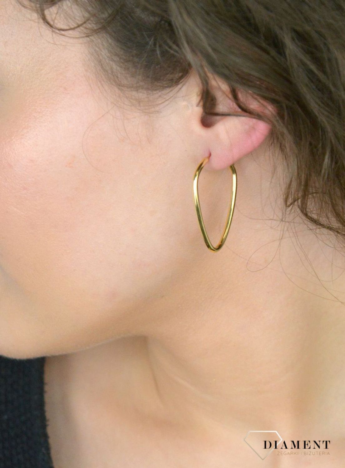 Kolczyki złote owalne pr 585, C5LBFLEX-2-BAR1 OR205574 Złote kolczyki owalne – klasyczna elegancja. Stylowe kolczyki wykonane z wysokiej jakości złota próby 585, o wadze 1,60 g. 1.jpg